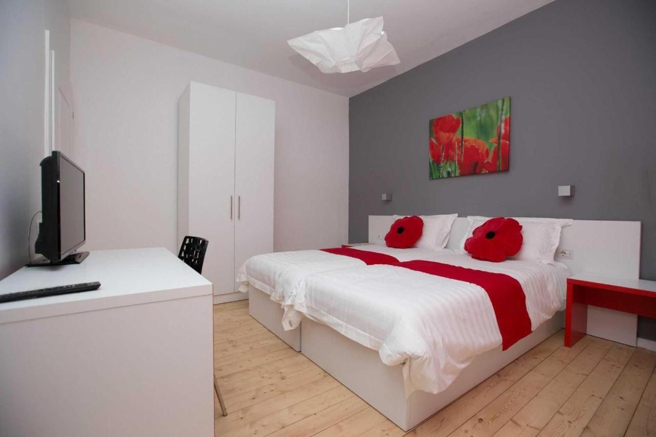 Hotel Rimini Тирана Екстер'єр фото